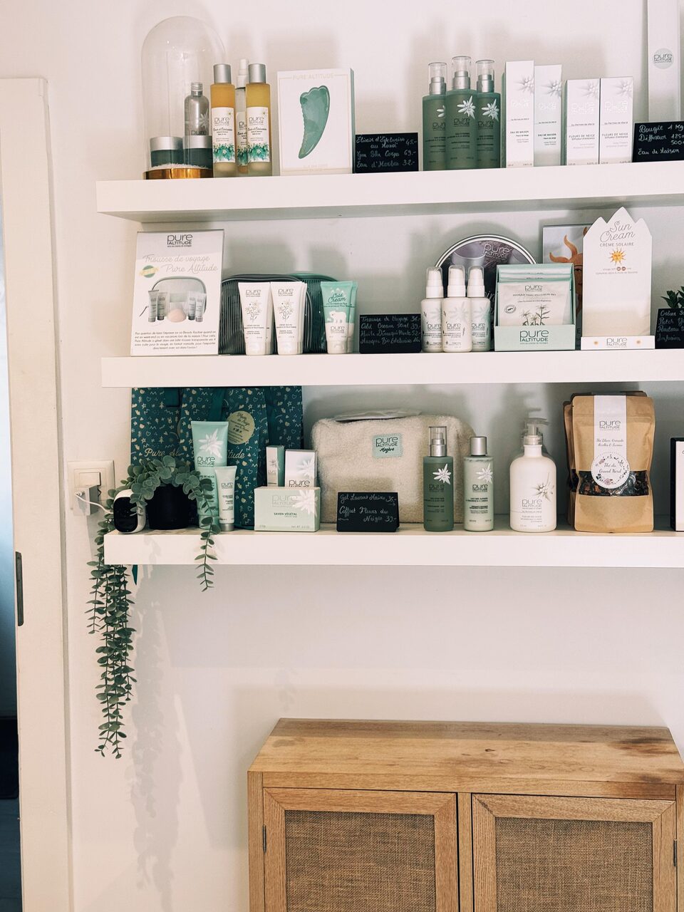 Les soins Pure Altitude présentés sur les étagères de la boutique