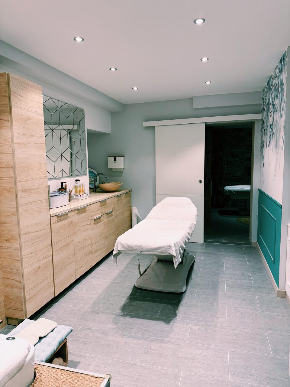 Cabine lumineuse en enfilade, table de soin et rangements en bois clair