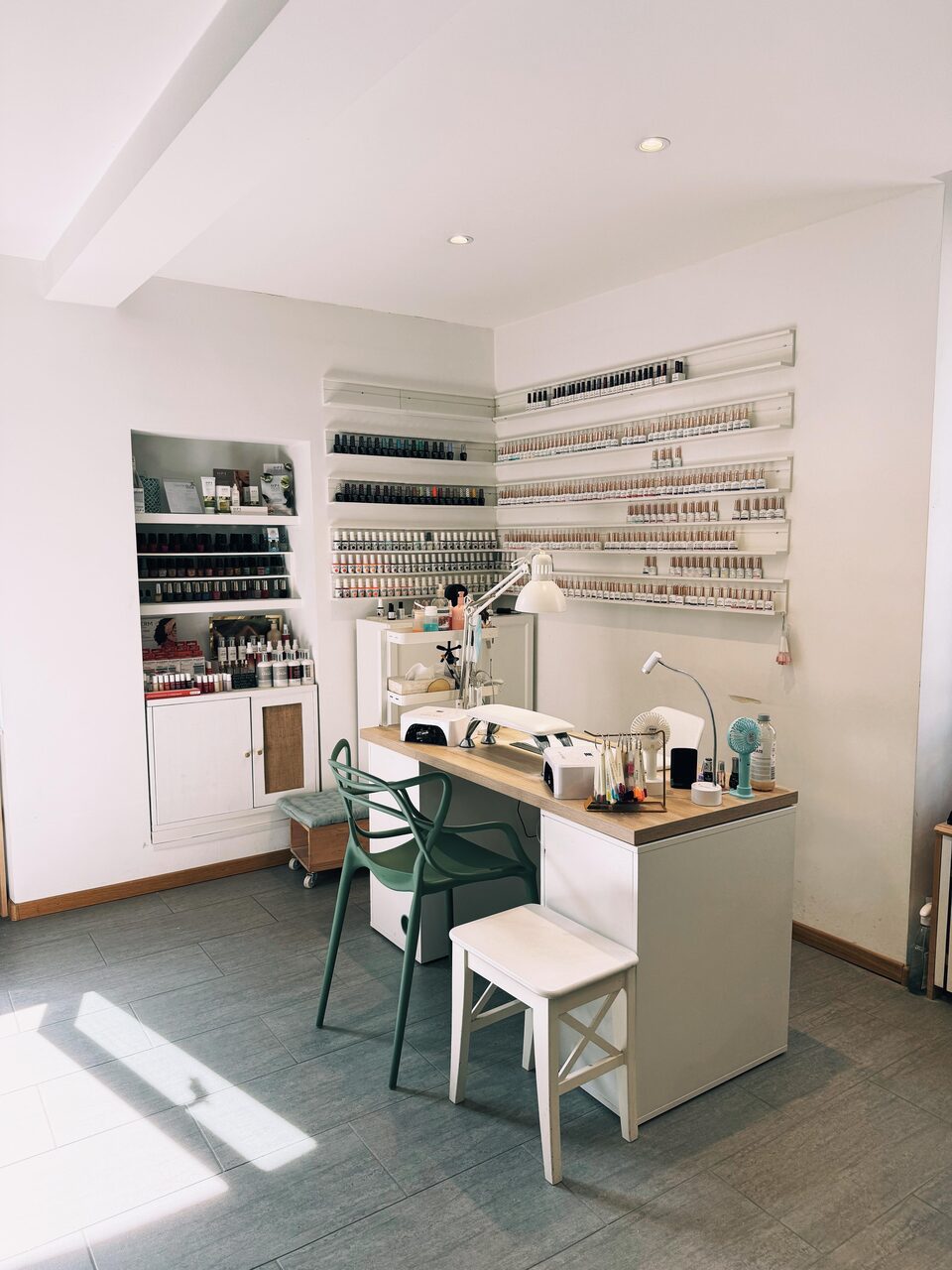 Le poste de manucure, sa lampe et sa collection de vernis