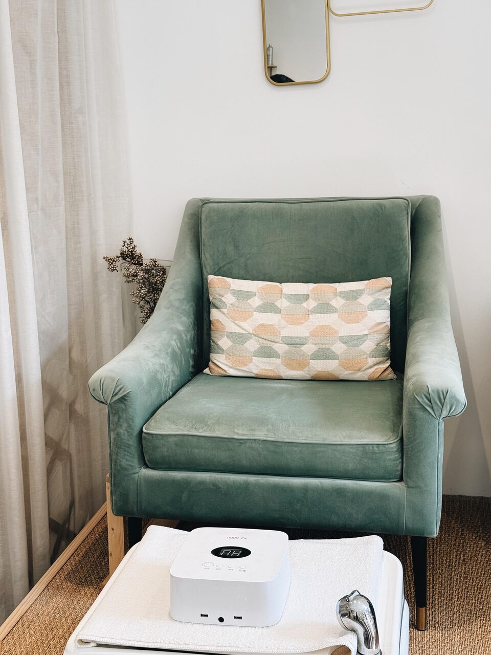 Fauteuil de pédicure en velours vert et son bain de pieds