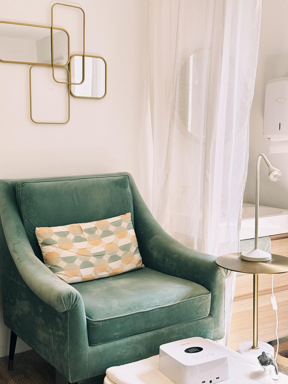 Fauteuil de pédicure en velours vert, liseuse et rideaux de lin