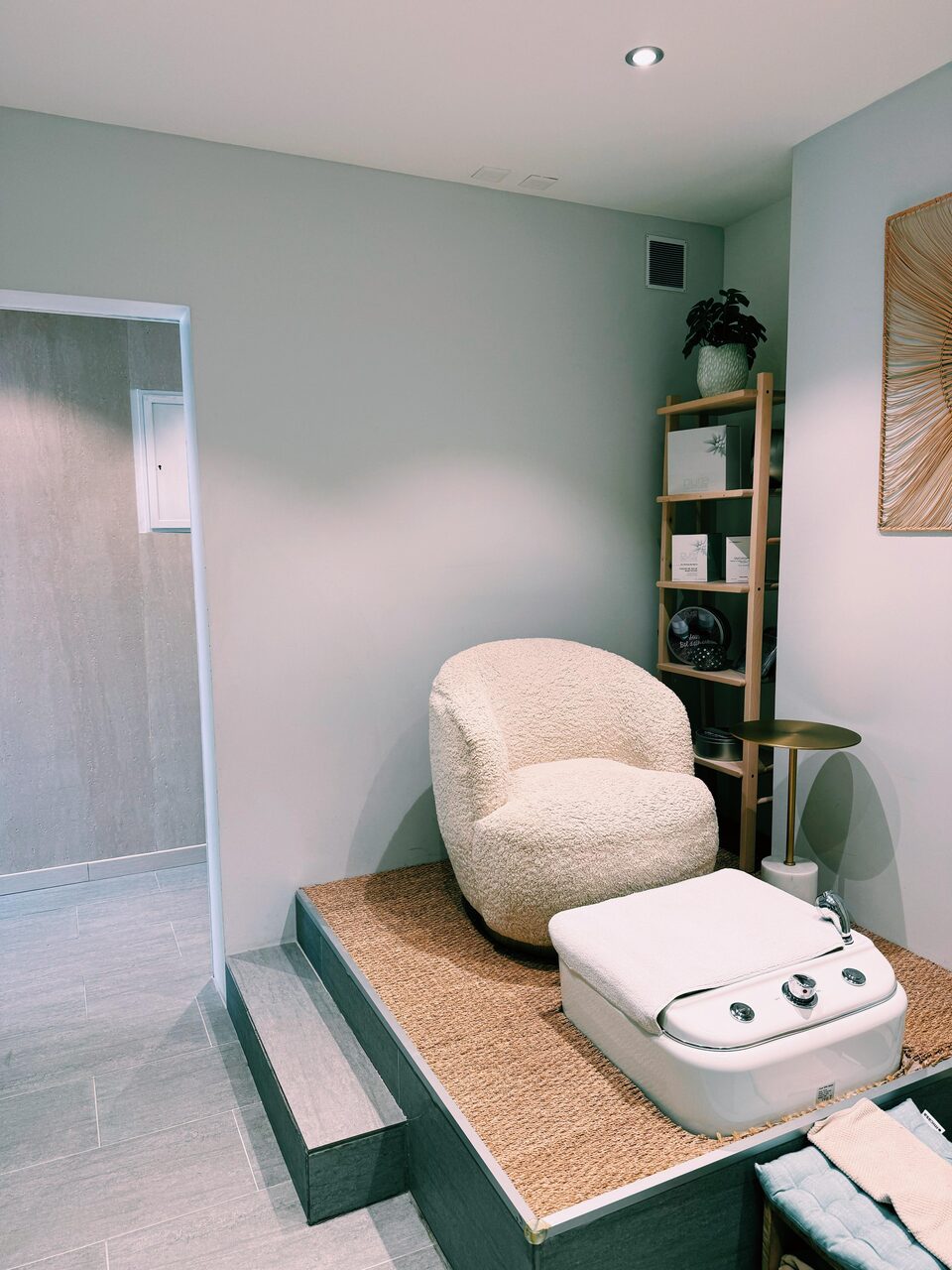 Poste de pédicure avec fauteuil bouclé crème et bain de pieds